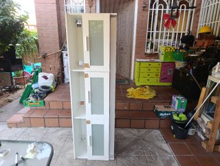 REBAJADO. Mueble bajo blanco.