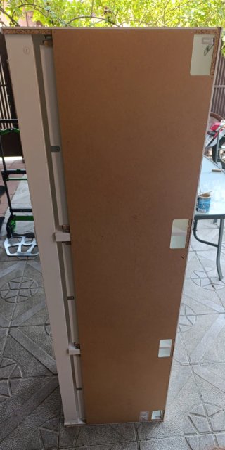 Mueble bajo blanco.