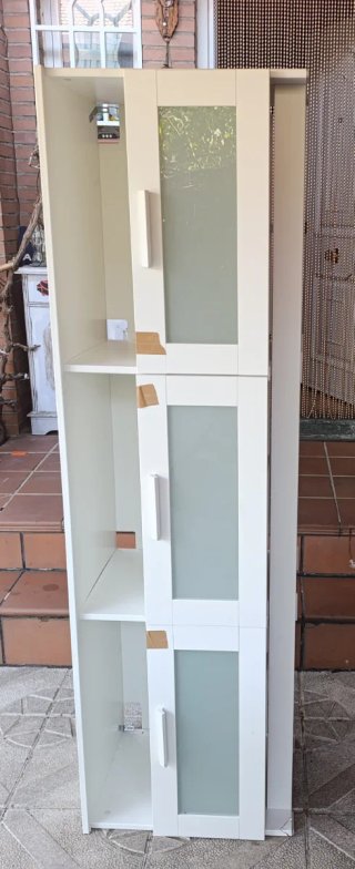 Mueble bajo blanco.