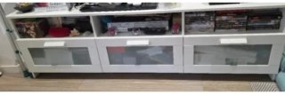 Mueble bajo blanco.