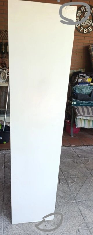 Mueble bajo blanco.