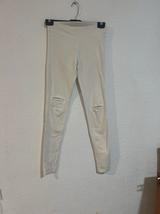 Pantalones blancos elásticos rotos