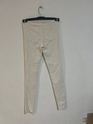 Pantalones blancos elásticos rotos