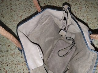 Bolso beige y marrón con monedero