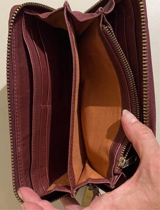 Cartera de piel marrón con detalle dorado