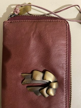 Cartera de piel marrón con detalle dorado