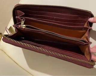 Cartera de piel marrón con detalle dorado