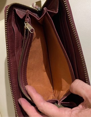 Cartera de piel marrón con detalle dorado