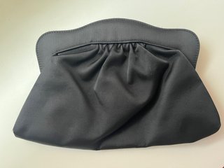 Bolso de fiesta negro con cadena dorada