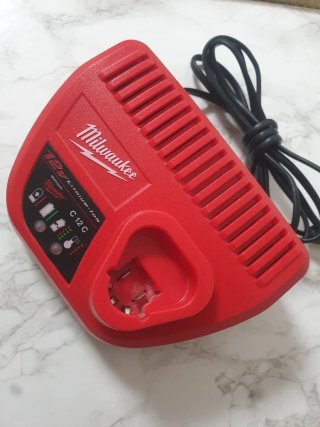Cargador Milwaukee 18V