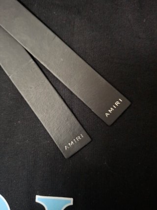Camiseta Amiri Negra Logo Frontal Azul