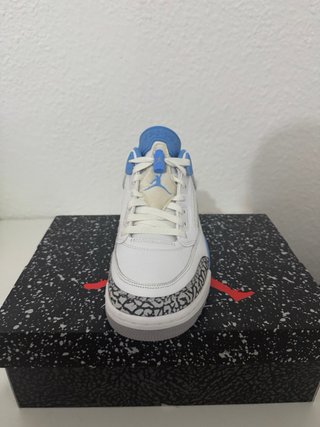 Zapatillas Jordan blancas y detalles azules