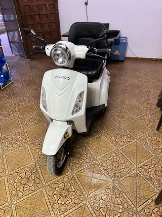 Scooter Eléctrico Blanco con Cesta
