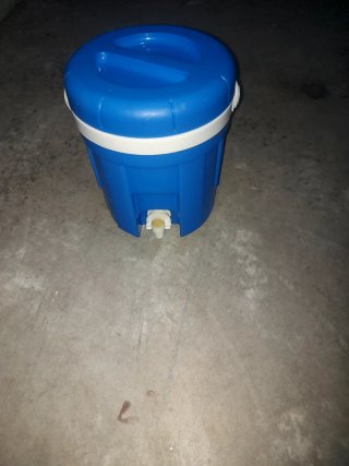 Nevera azul con dispensador