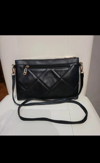 Bolso Negro con Tachuelas Doradas