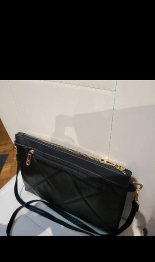 Bolso Negro con Tachuelas Doradas