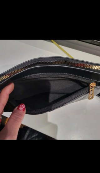 Bolso Negro con Tachuelas Doradas