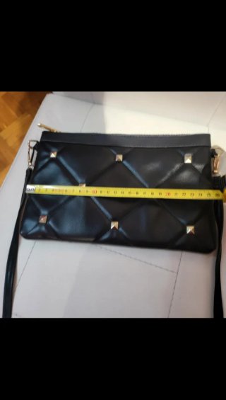 Bolso Negro con Tachuelas Doradas