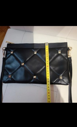 Bolso Negro con Tachuelas Doradas