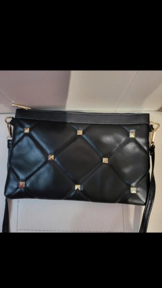 Bolso Negro con Tachuelas Doradas