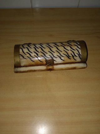 Joyero de hueso con diseño de rayas
