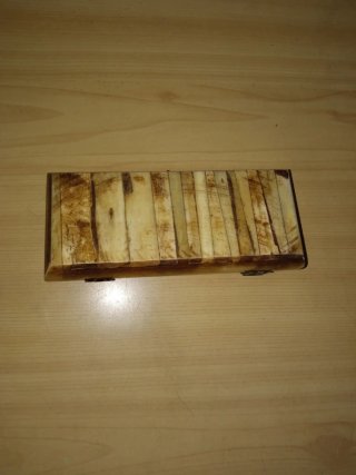 Joyero de hueso con diseño de rayas
