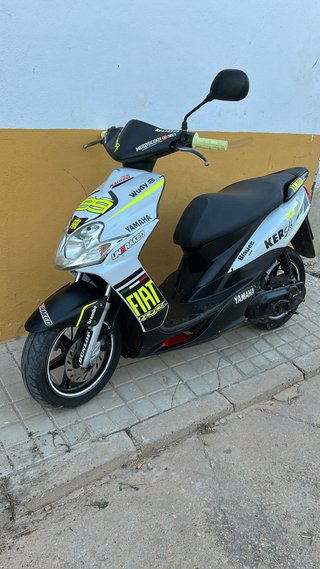 Yamaha Scooter Negra y Blanca
