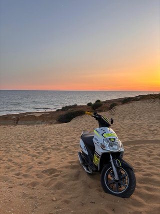 Yamaha Scooter Negra y Blanca