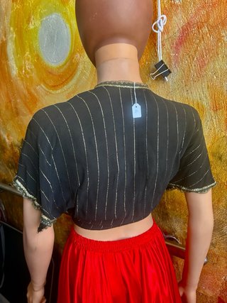 Chaleco corto negro con detalles dorados