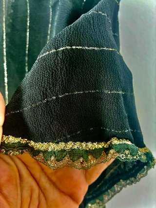Chaleco corto negro con detalles dorados