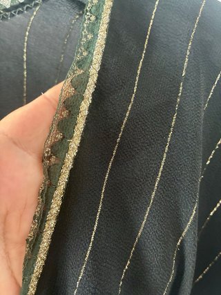Chaleco corto negro con detalles dorados