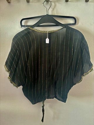 Chaleco corto negro con detalles dorados
