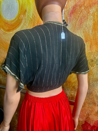 Chaleco corto negro con detalles dorados