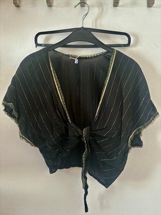 Chaleco corto negro con detalles dorados