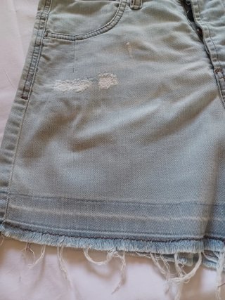 Top verde e shorts jeans