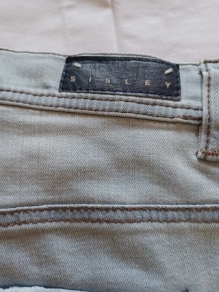 Top verde e shorts jeans