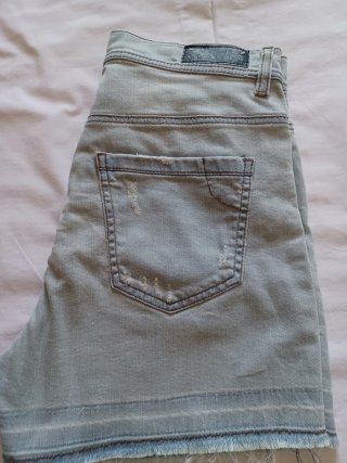 Top verde e shorts jeans
