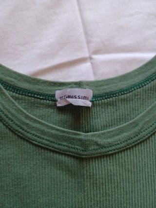 Top verde e shorts jeans