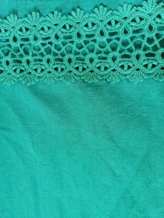 Vestido de verano verde con encaje