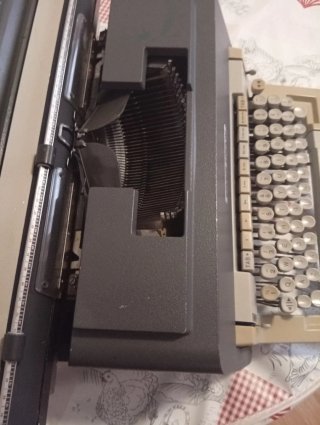 Máquina de escribir Olivetti Línea 98