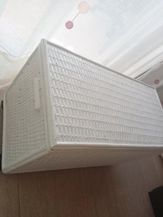 Baúl de mimbre blanco