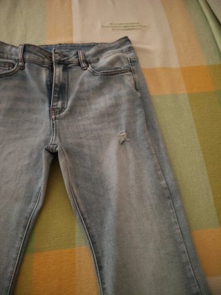 Pantalón vaquero flare desgastado