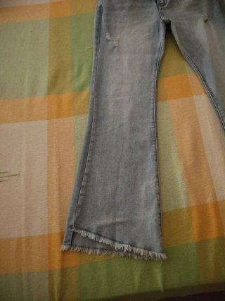 Pantalón vaquero flare desgastado