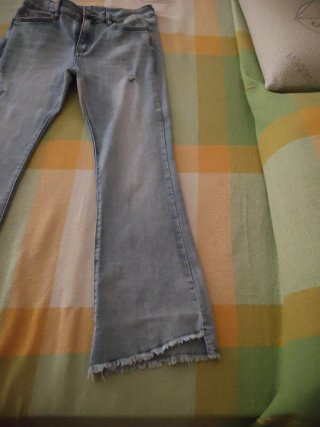 Pantalón vaquero flare desgastado