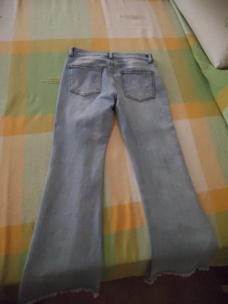 Pantalón vaquero flare desgastado