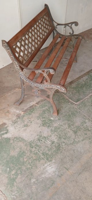 Banquillo madera y metal para restaurar