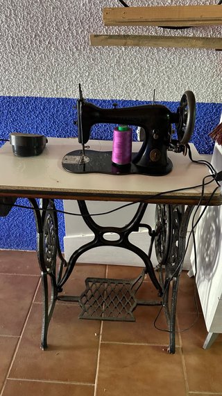 Máquina de coser antigua con cofre y electrica!