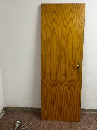 Puerta interior madera con marco y manivela