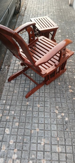 Sillón y reposapiés de madera