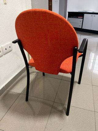 Conjunto 4 sillas de oficina naranja y negra